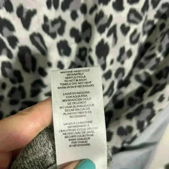 Kut From The Kloth Mixed Material Long Sleeve Grey Leopard Print Top Small - Picture 10 of 10